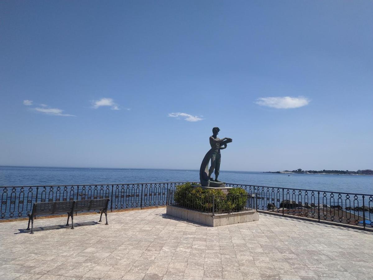 Suite Sul Mare Giardini Naxos Bagian luar foto